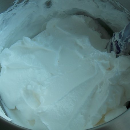 Krok 5 - Tarta z rabarbarem i kokosową bezą foto