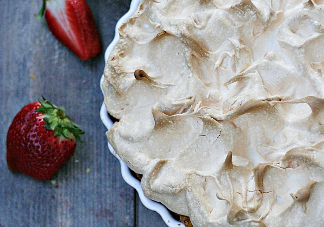 Tarta z rabarbarem i truskawkami z bezową pianką foto