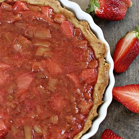 Krok 2 - Tarta z rabarbarem i truskawkami z bezową pianką foto