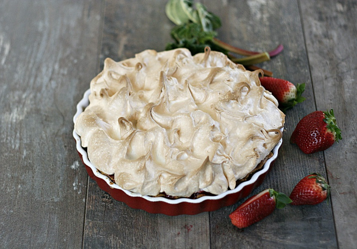 Tarta z rabarbarem i truskawkami z bezową pianką foto