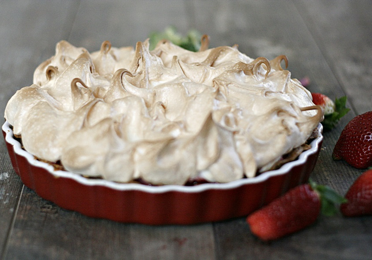 Tarta z rabarbarem i truskawkami z bezową pianką foto