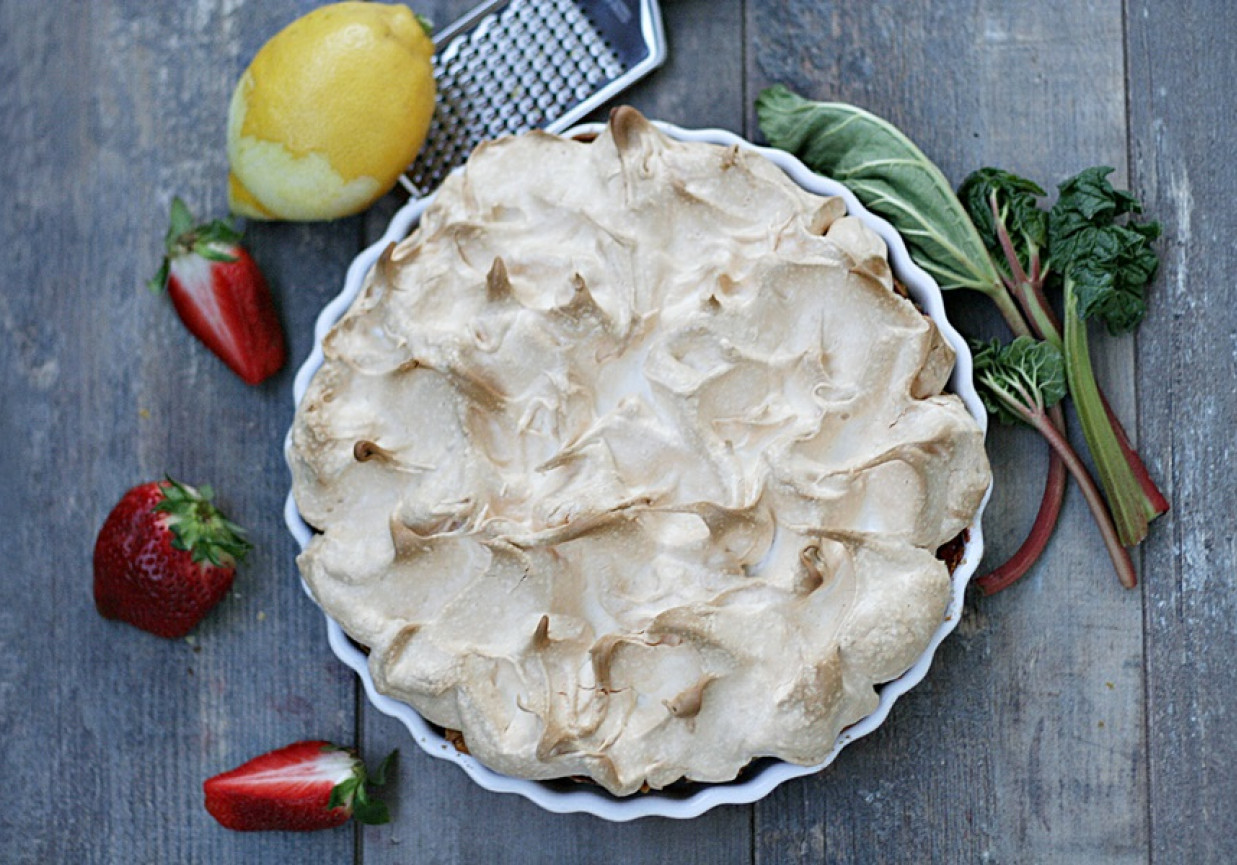 Tarta z rabarbarem i truskawkami z bezową pianką foto