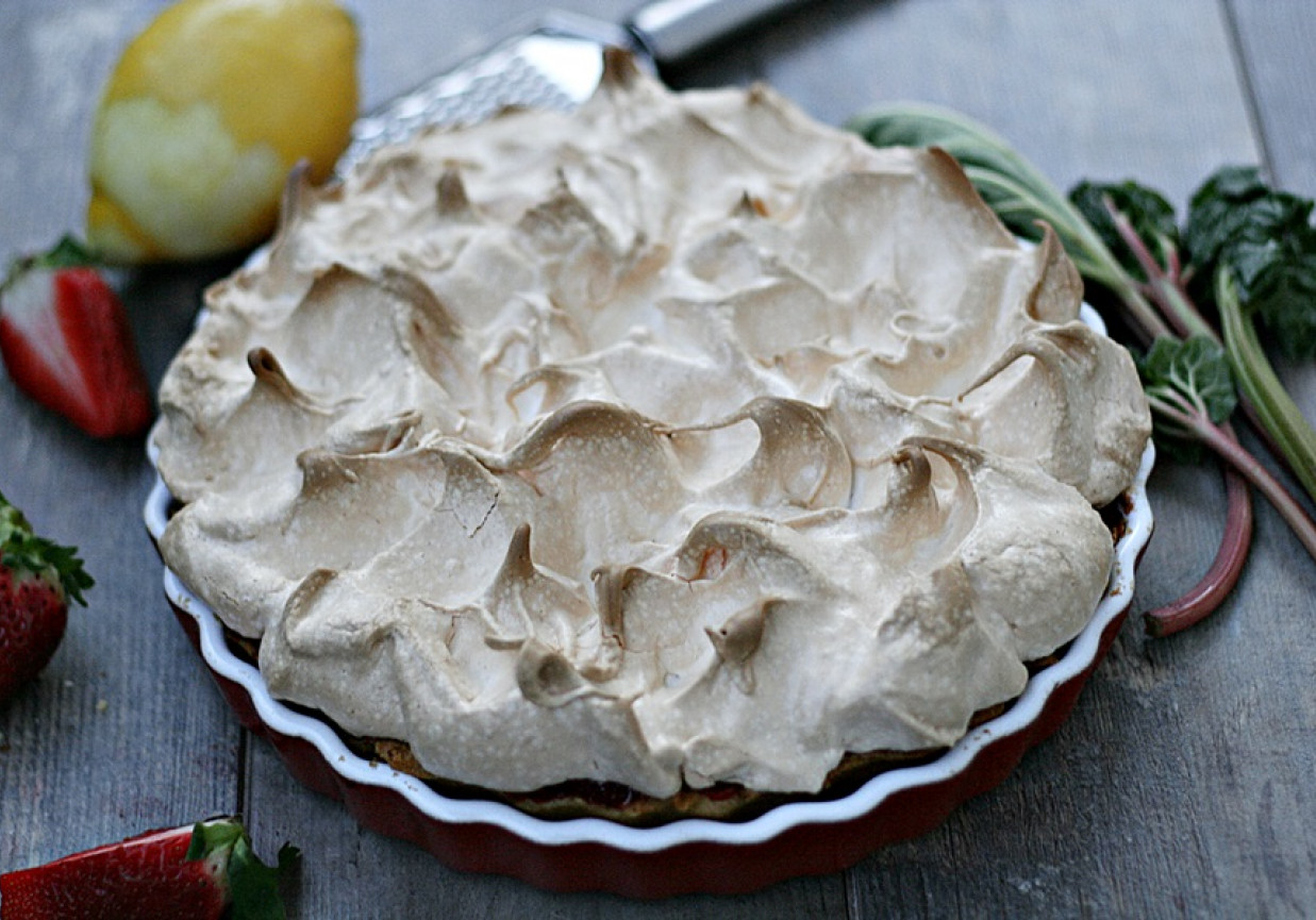 Tarta z rabarbarem i truskawkami z bezową pianką foto