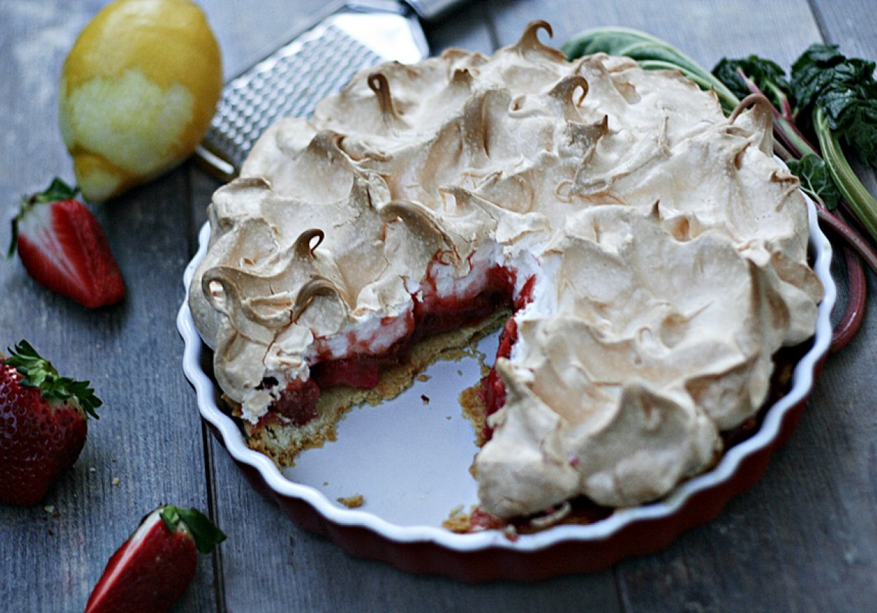 Tarta z rabarbarem i truskawkami z bezową pianką foto