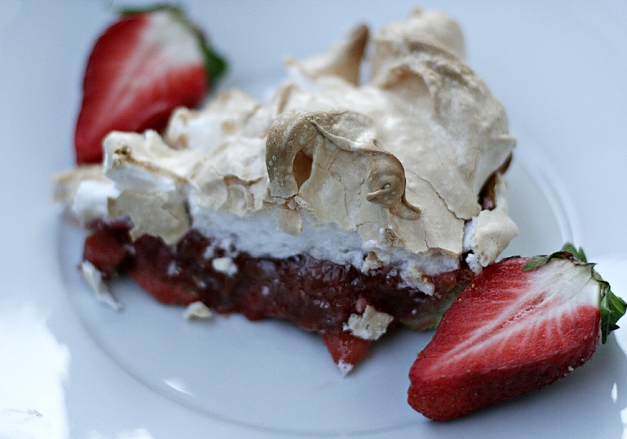 Tarta z rabarbarem i truskawkami z bezową pianką foto