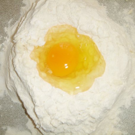 Krok 2 - Tarta z truskawkami i kremem mascarpone z białą czekoladą foto