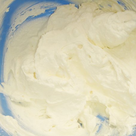 Krok 5 - Tarta z truskawkami i kremem mascarpone z białą czekoladą foto