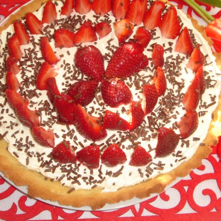 Krok 6 - Tarta z truskawkami i kremem mascarpone z białą czekoladą foto