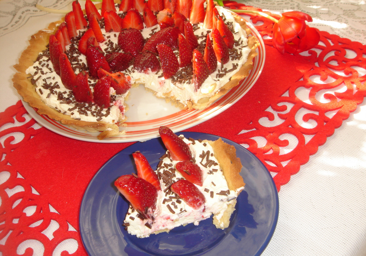 Tarta z truskawkami i kremem mascarpone z białą czekoladą foto