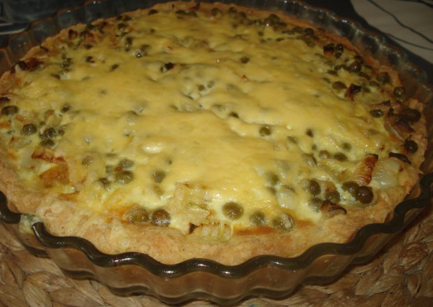 Fotografia przedstawiająca Tarta z zielonym groszkiem i żóltym serem
