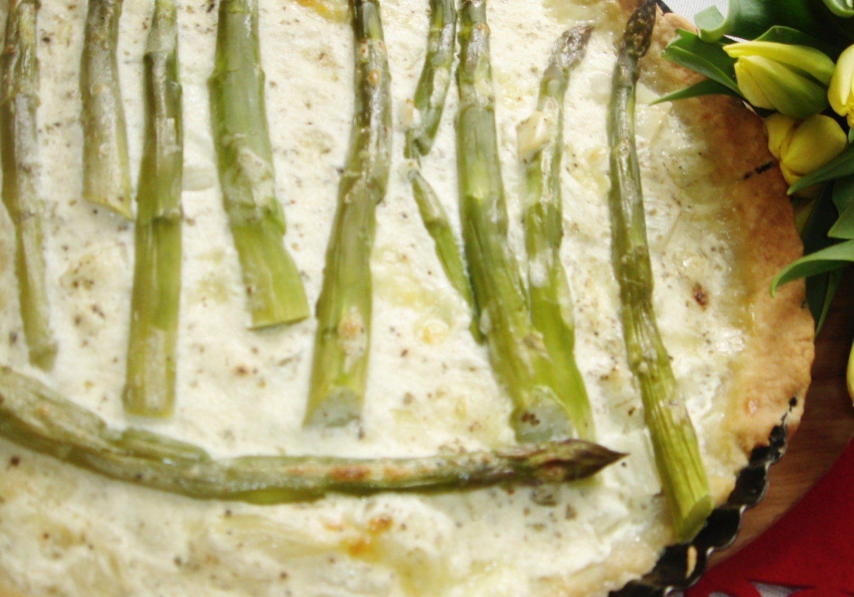 Tarta z zielonymi szparagami, cebulą i mozzarellą w czosnkowym sosie foto