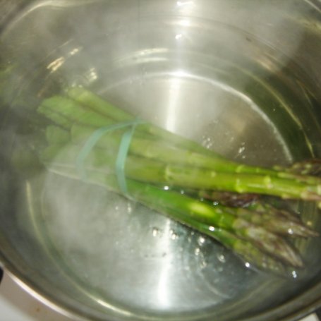 Krok 2 - Tarta z zielonymi szparagami, cebulą i mozzarellą w czosnkowym sosie foto