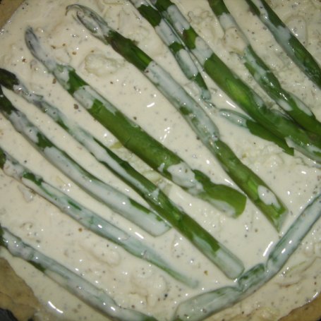 Krok 5 - Tarta z zielonymi szparagami, cebulą i mozzarellą w czosnkowym sosie foto