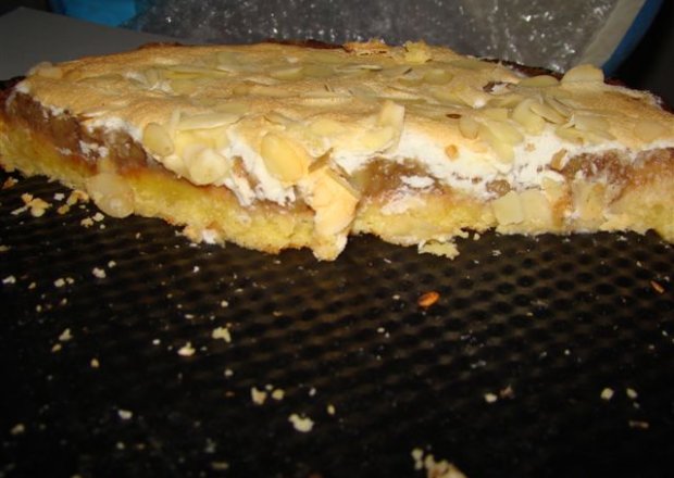 Fotografia przedstawiająca tarta ze spodem migdałowym