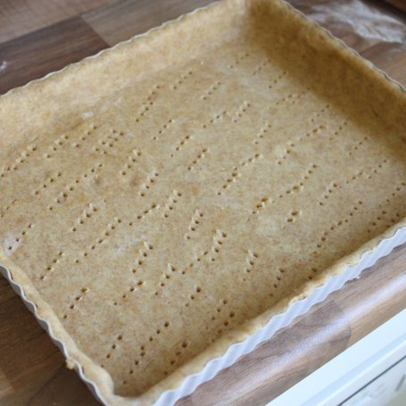 Krok 4 - Tarta ze szparagami i karmelizowaną czerwoną cebulą foto