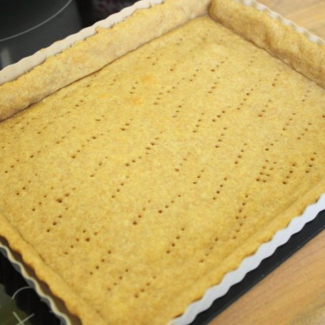 Krok 5 - Tarta ze szparagami i karmelizowaną czerwoną cebulą foto