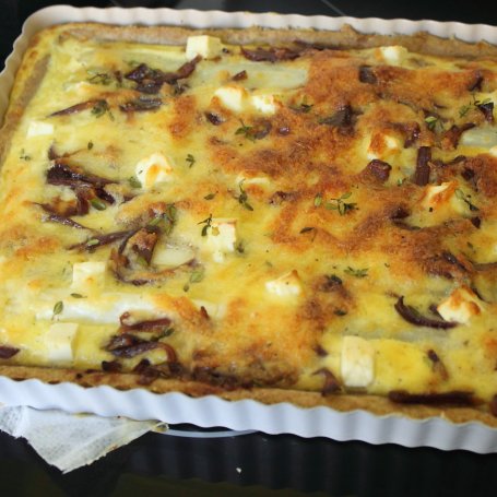 Krok 7 - Tarta ze szparagami i karmelizowaną czerwoną cebulą foto