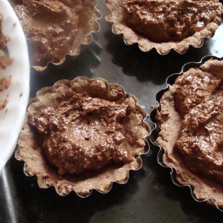 Krok 6 - Tartaletki czekoladowe z wiśniami  foto