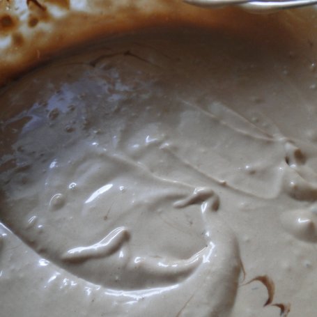 Krok 5 - Tartaletki czekoladowo - śliwkowe z kremem cappuccino i orzechami foto