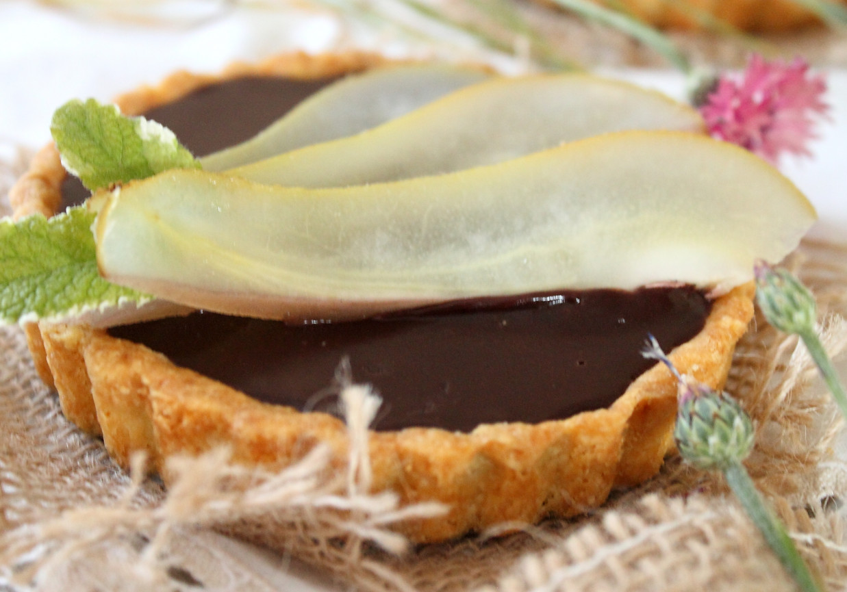 Tartaletki z czekoladowym ganache i korzenną gruszką foto