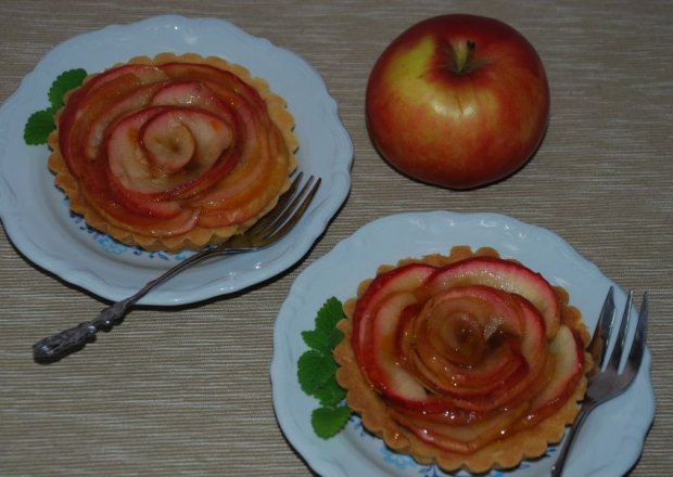 Fotografia przedstawiająca Tartaletki z herbacianymi różami z jabłek