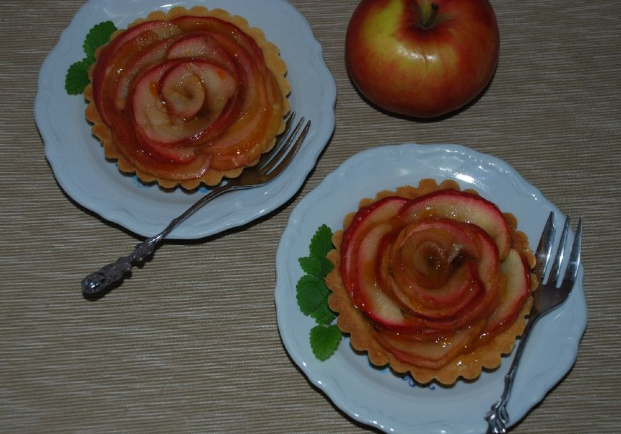 Tartaletki z herbacianymi różami z jabłek foto