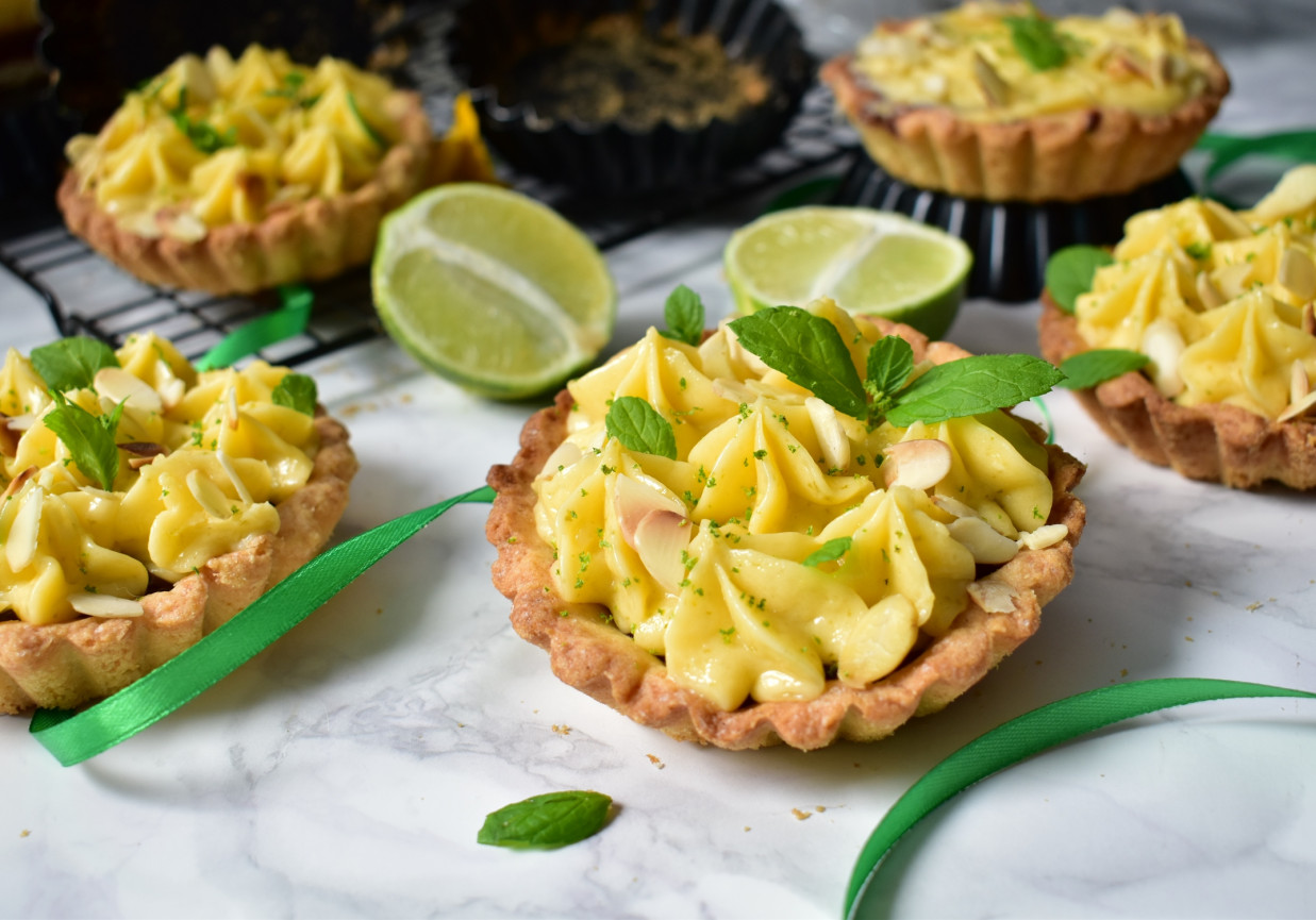 tartaletki z kremem limonkowym foto