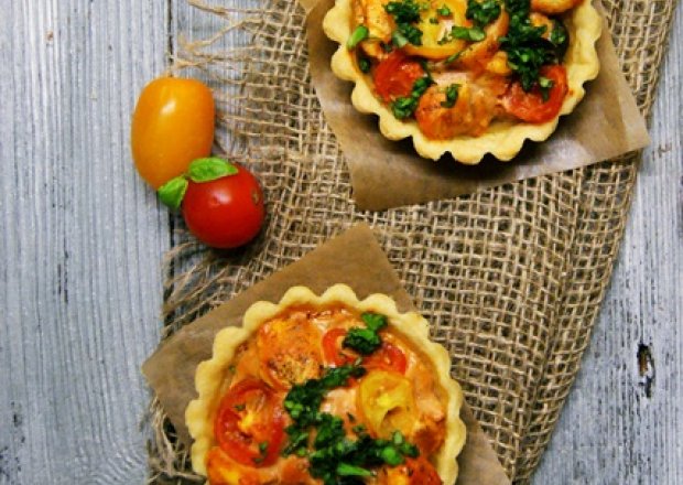 Fotografia przedstawiająca Tartaletki z kurczakiem, pomidorkami i oliwkami