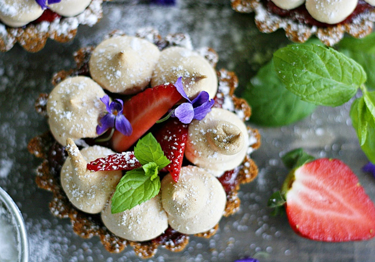 Tartaletki z rabarbarem i truskawkami foto