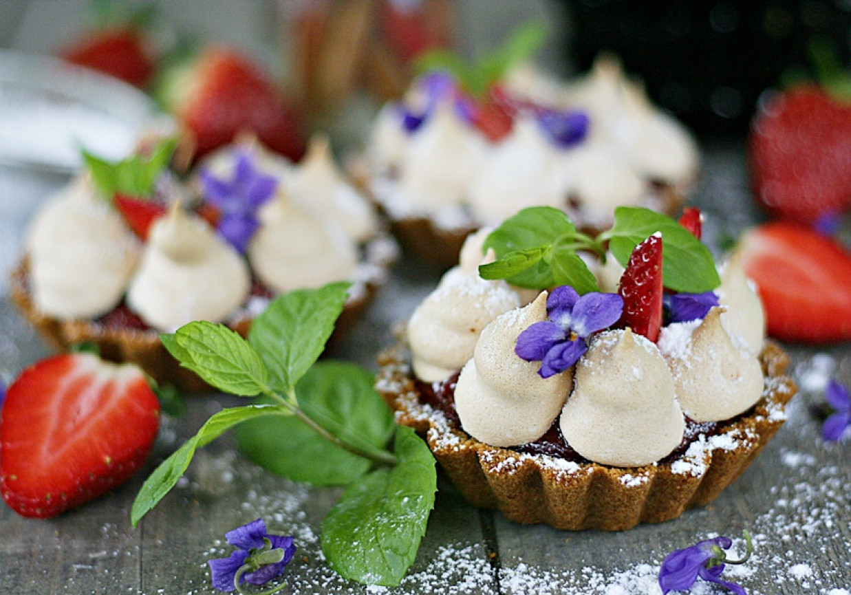 Tartaletki z rabarbarem i truskawkami foto