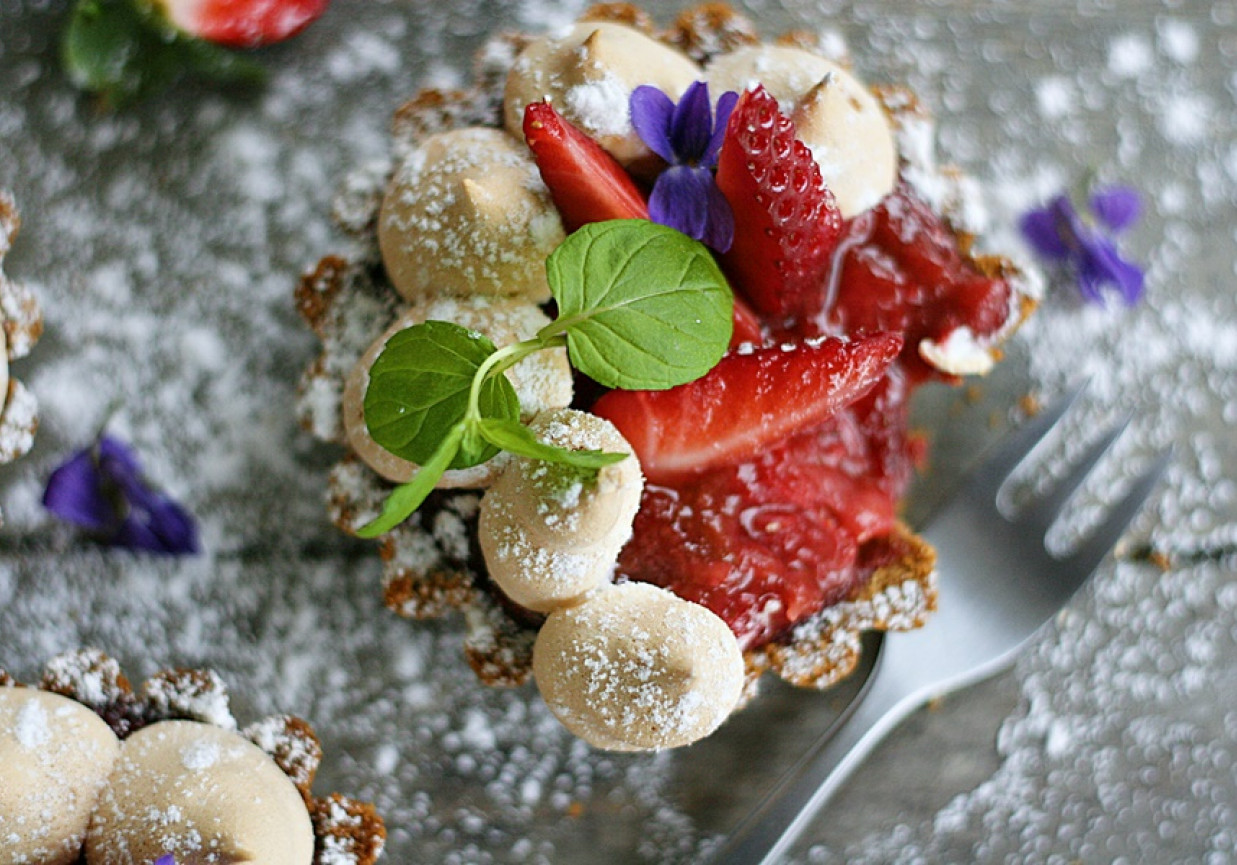 Tartaletki z rabarbarem i truskawkami foto