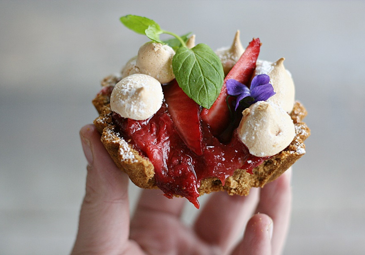 Tartaletki z rabarbarem i truskawkami foto