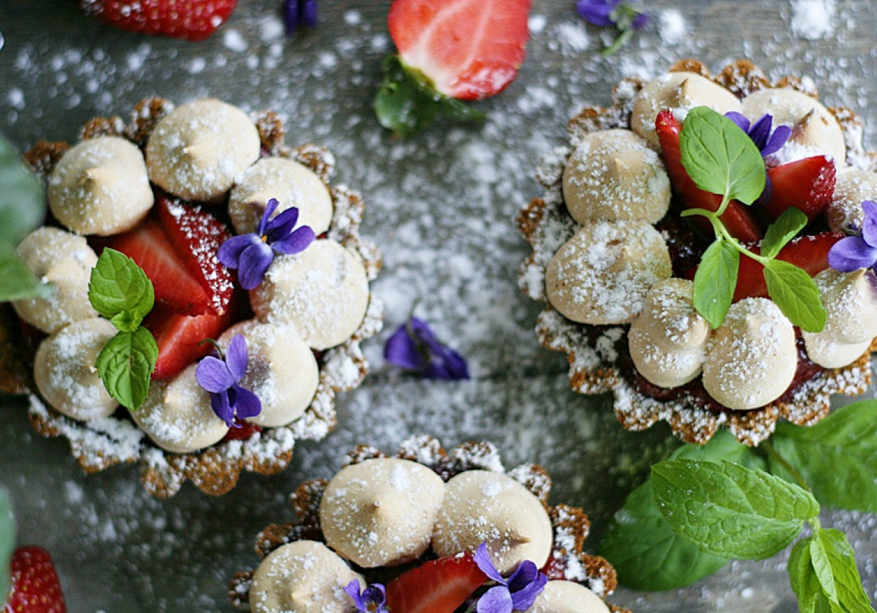 Tartaletki z rabarbarem i truskawkami foto