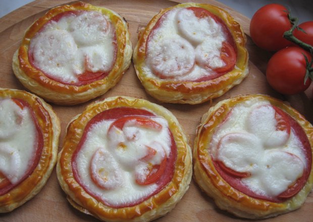 Fotografia przedstawiająca Tartaletki z salami i mozzarellą