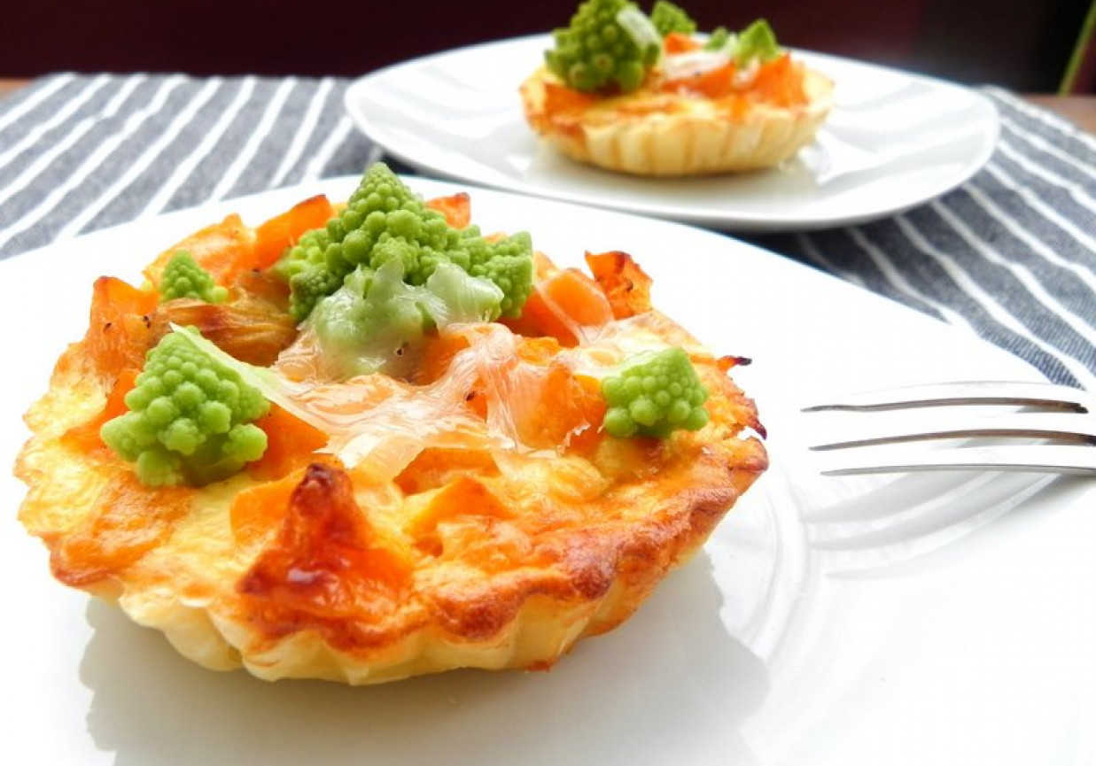 Tarteletki z dynią, romanesco i kozim serem foto