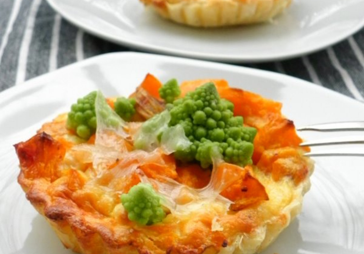 Tarteletki z dynią, romanesco i kozim serem foto