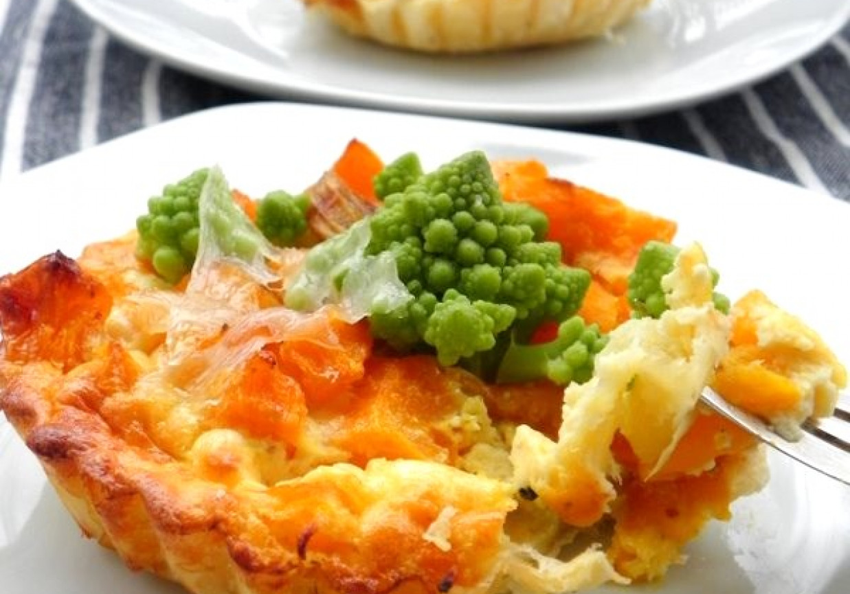 Tarteletki z dynią, romanesco i kozim serem foto
