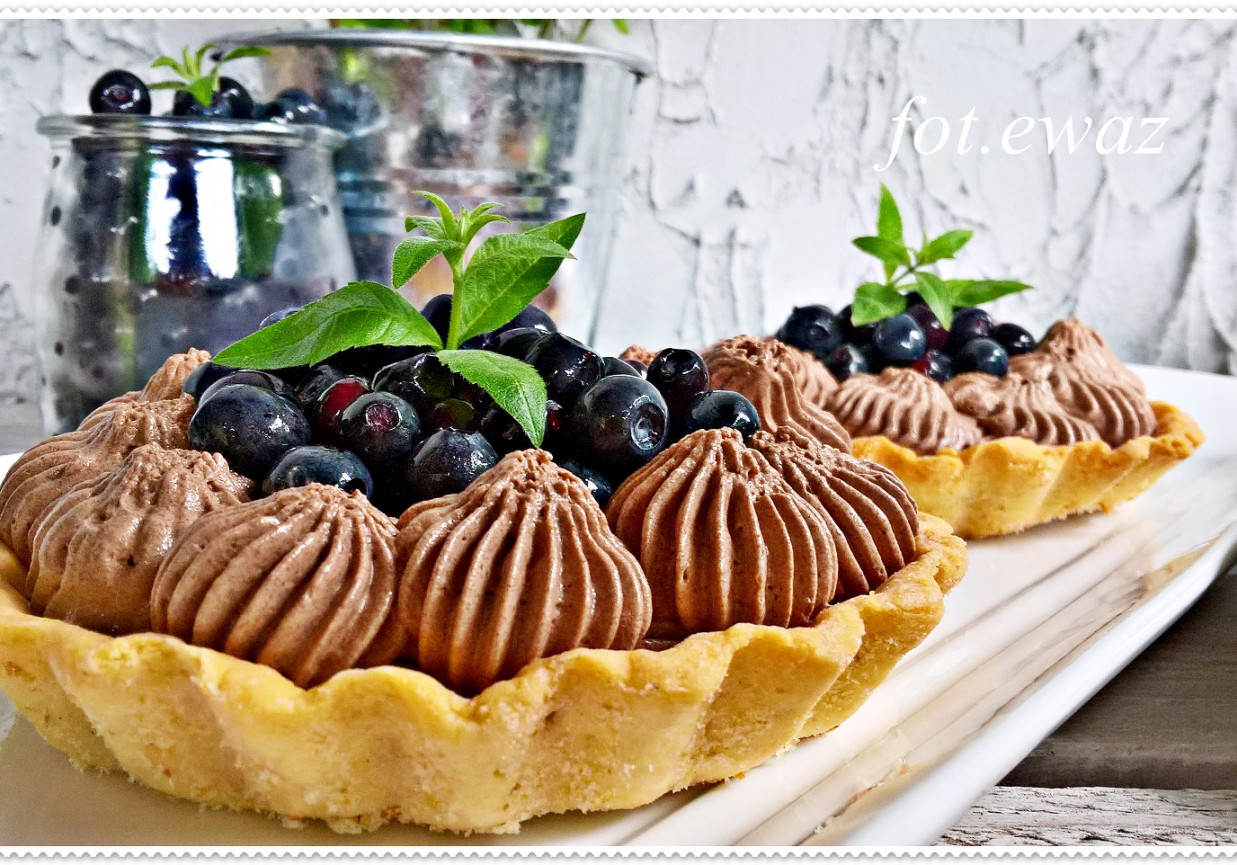 Tarteletki z musem czekoladowym i jagodami Zewy foto