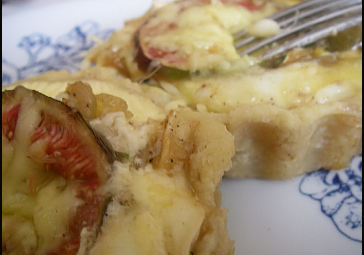 Tarteletki z serem camembert i figami foto