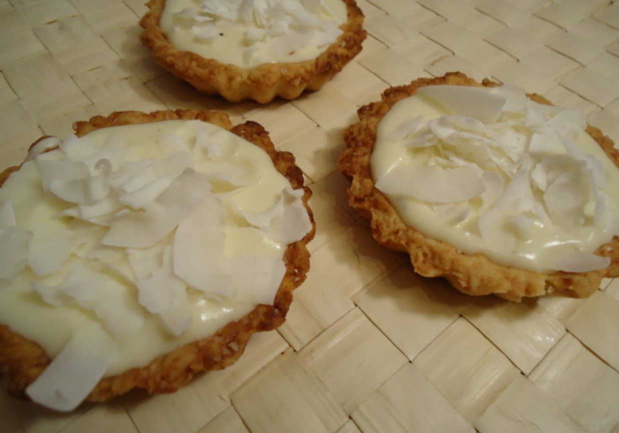 Tartinki z kremem z białej czekolady i kokosem foto