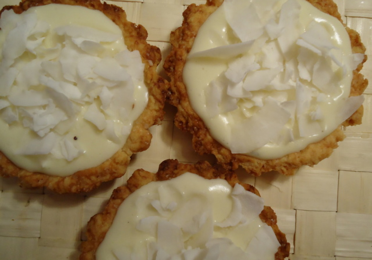 Tartinki z kremem z białej czekolady i kokosem foto