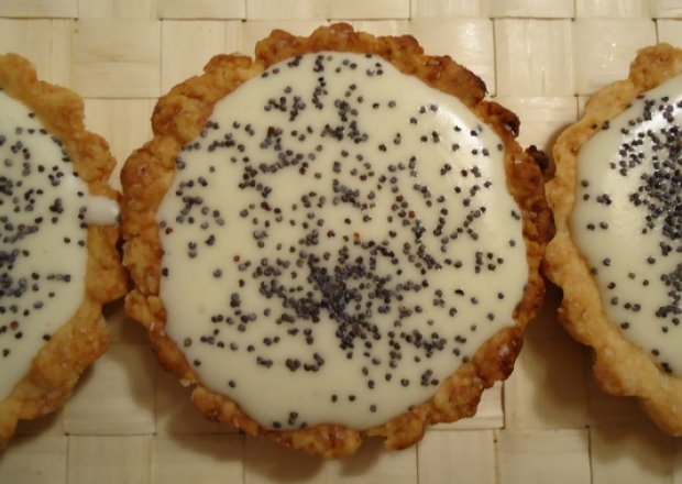 Fotografia przedstawiająca Tartinki z makiem i kremem z białej czekolady