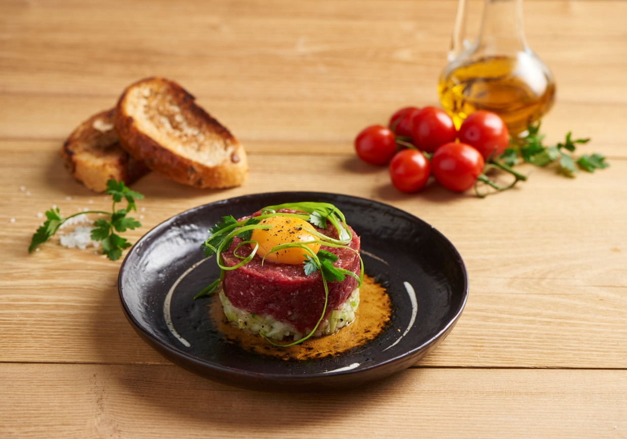 Tatar wołowy z chrupiącymi dodatkami foto