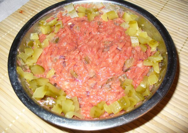 Fotografia przedstawiająca Tatar z czerwoną cebulką