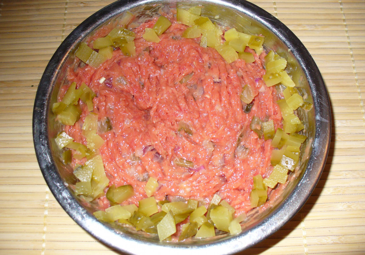 Tatar z czerwoną cebulką foto