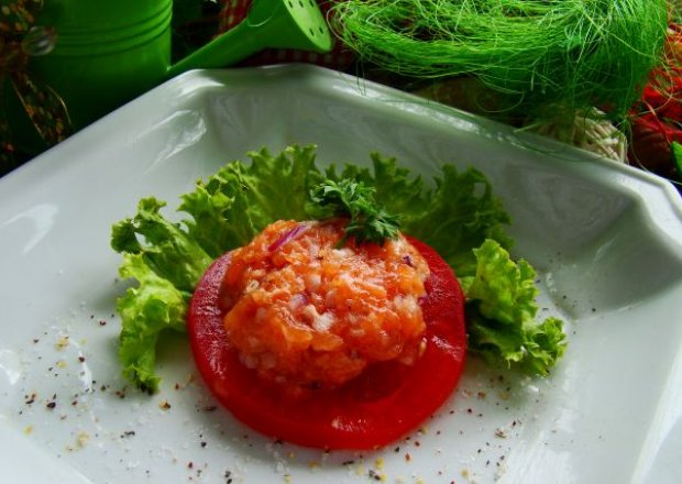 Fotografia przedstawiająca Tatar  z łososia na pomidorku