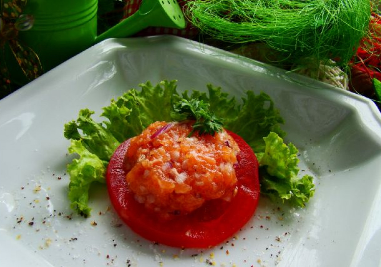Tatar  z łososia na pomidorku foto