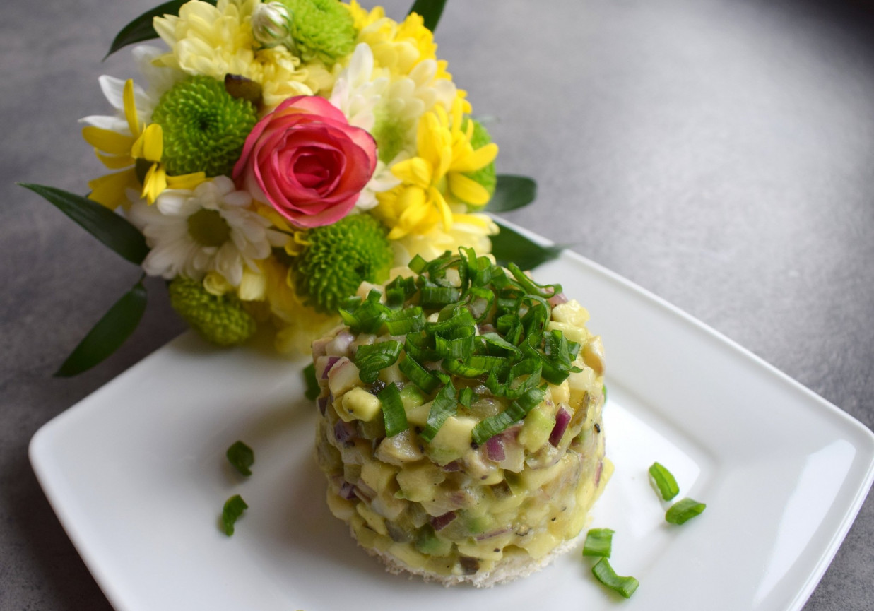 Tatar ze śledzia z awokado i ogórkiem kiszonym foto