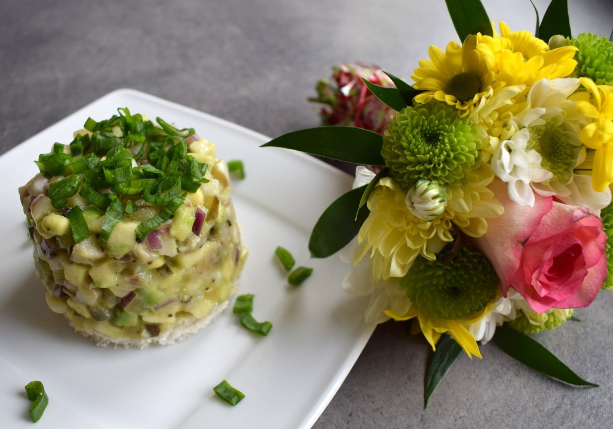 Tatar ze śledzia z awokado i ogórkiem kiszonym foto