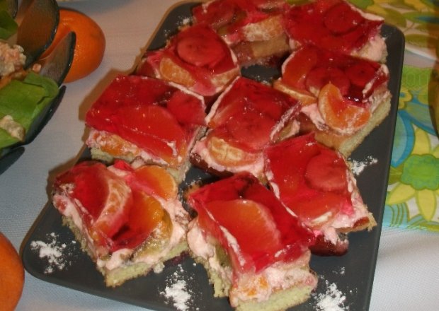 Fotografia przedstawiająca Teczowe ciasto z egzotycznych owoców